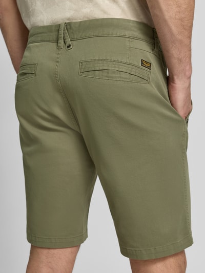 Männermodel trägt Shorts mit Eingrifftaschen von PME Legend aus Baumwoll-Elasthan-Mix, Regular-Fit, Olivgrün, Gesäßtaschen, Ganzkörperansicht Rückansicht.