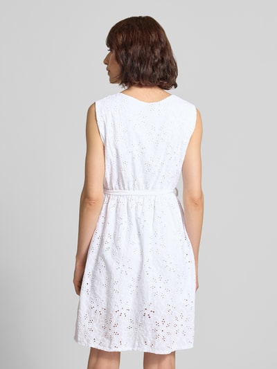 Frauenmodel trägt Minikleid in Wickel-Optik mit Lochstickerei Modell 'Ma44ya' von ZABAIONE aus reiner Baumwolle, A-Linie, Ganzkörperansicht Rückansicht.