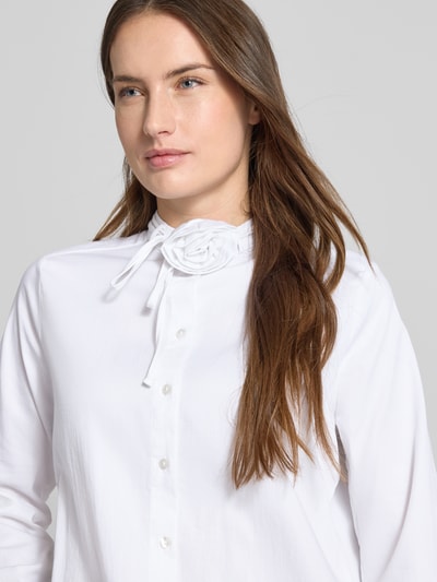 Frauenmodel trägt Regular Fit Hemdbluse mit floraler Applikation von Milano Italy aus elastischem Baumwoll-Mix, weiß, Nahaufnahme Oberkörper.