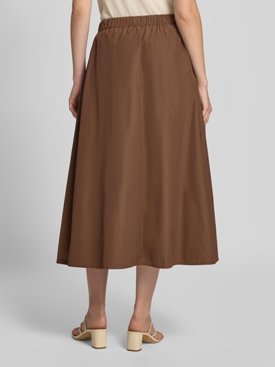 Männermodel trägt spódnica midi z obszyciem ozdobnymi kamieniami od Christian Berg Woman Selection, mieszanka bawełny, linia a, elastyczny pas, Szerokość w rozmiarze 36: 36 cm, całkowita długość w rozmiarze 36: 84 cm, brązowa, matowa tekstura, Ganzkörperansicht Rückansicht