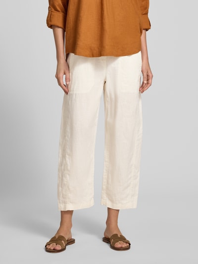 Frauenmodel trägt Damen Leinenhose in Verkürzt Passform Modell 'myha linen' von OPUS, cremefarben mit elastischem Bund, Nahaufnahme Oberkörper. Kontext: Reines Leinen, Bundweite bei Größe 36: 41 cm, Innenbeinlänge bei Größe 36: 65 cm.