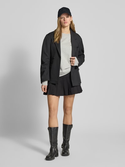 Kobiece modelka nosi spódnicę mini Ausgestellter Mini-Rock aus Baumwoll-Mix Model 'REMISEA-1' od HUGO BLUE, jednokolorowa, rozkloszowana, aplikacja z metką, szlufki na pasek, wszyty zamek błyskawiczny, plisy, mieszanka bawełny, całkowity widok z przodu.