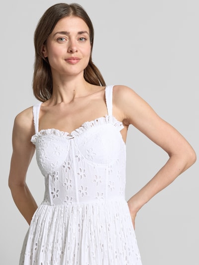 Frauenmodel trägt Midikleid mit Allover-Lochstickerei von LACE & BEADS in Weiß, reine Baumwolle, ärmellos, Falten-Optik, Nahaufnahme Oberkörper.