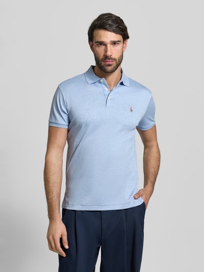 Männermodel trägt Regular Fit Poloshirt aus reiner Baumwolle von Polo Ralph Lauren, Optik: Unifarben, Logo-Stitching, Ganzkörperansicht von vorne.