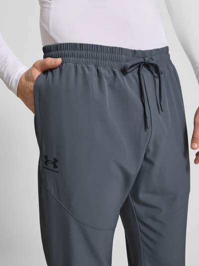 Under Armour Relaxed Fit Trainingshose mit Label-Print Modell 'Vibe' Anthrazit 3