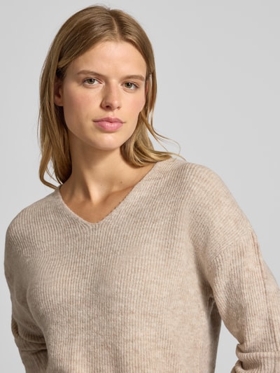Only Sweter z dzianiny o kroju regular fit z dekoltem w serek model ‘CAMILLA’ Beżowy melanż 3