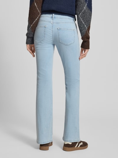 Kobiece modelka nosi Slim Fit Bootcut Jeans aus Baumwoll-Mix Modell 'BLUSH' od Only, jasnoniebieski denim, 5 kieszeni, widok całej sylwetki z tyłu