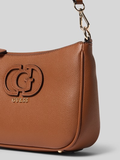 Produktfoto, Shoulder Bag in Leder-Optik Modell 'ISOLA' von Guess, braun, mit Logo-Detail, Hauptfach mit Reißverschluss, abnehmbarer Schulterriemen, Maße 25x17x8 cm, Riemenlänge 66 cm.