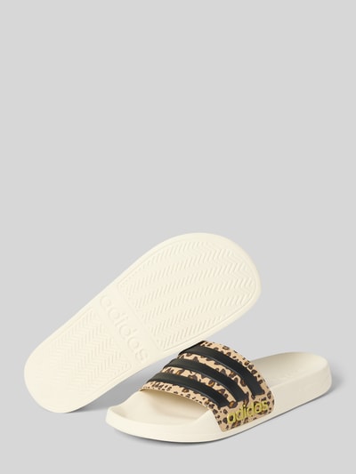 Produktfoto, Badeschuhe mit Animal Print Modell 'ADILETTE SHOWER' von adidas Sportswear, Optik: Unifarben, Schuhspitze rund, flache Absatzform, Animal-Print, Label-Prägung, strukturierte Sohle