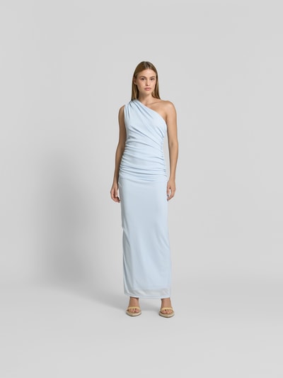 Frauenmodel trägt Maxikleid mit Raffungen von ROTATE in Hellblau aus Elastischer-Material-Mix, Asymmetrischer-Look, Maxilänge, Ärmelloses-Design, körpernahe Passform, glatte Textur, Ganzkörperansicht von vorne. Brustweite 35 cm, Taillenweite 35 cm, Gesamtlänge 135 cm bei Größe 36.