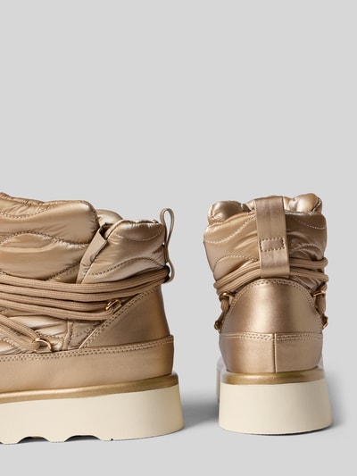 Produktfoto, Boots mit Label-Patch von Blauer USA in glänzendem Goldton, strukturierte Plateausohle, sichtbarer Label-Patch mit Strasssteinbesatz, abgerundete Form, Schnürverschluss, neutrale Hintergrundfarbe, Kontext: Damen Boots, Absatzhöhe 4 cm, Schafthöhe 13 cm, Schaftweite 12 cm.