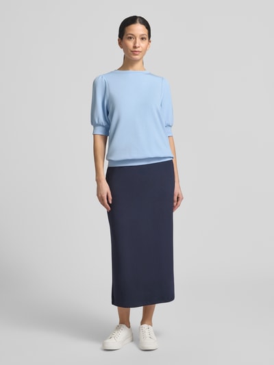 Kobiece model nosi bluzę z mieszanki materiałów z domieszką modalu, krój regular fit, okrągły dekolt, bufiaste rękawy, rękaw o dł. 1/2, model 'BANU' od Soyaconcept, widok całej sylwetki z przodu.