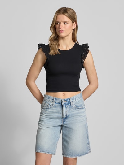 Frauenmodel trägt Slim Fit T-Shirt aus Baumwoll-Mix Modell 'MATHILDA' von Only, Optik: Unifarben, Lochspitze, verkürzt, Rundhals, Kappärmel, Ganzkörperansicht von vorne.