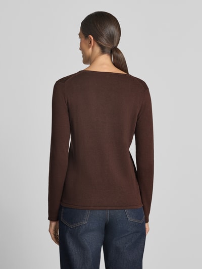 Frauenmodel trägt Regular Fit Pullover aus Baumwoll-Mix von Tom Tailor in Dunkelbraun, kombiniert mit blauer Jeans, Ganzkörperansicht Rückansicht, Damen Pullover von Tom Tailor.