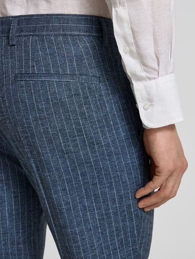 Männermodel trägt Slim Fit Anzug mit 2-Knopf-Sakko von Roy Robson, Baumwoll-Mix, blau mit weißen Nadelstreifen, Detailaufnahme Rückansicht.