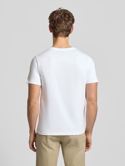 Männermodel trägt T-Shirt mit Label-Stitching von Levi's®, weiße reine Baumwolle, Regular-Fit, Rückenlänge 69 cm, Ganzkörperansicht Rückansicht.