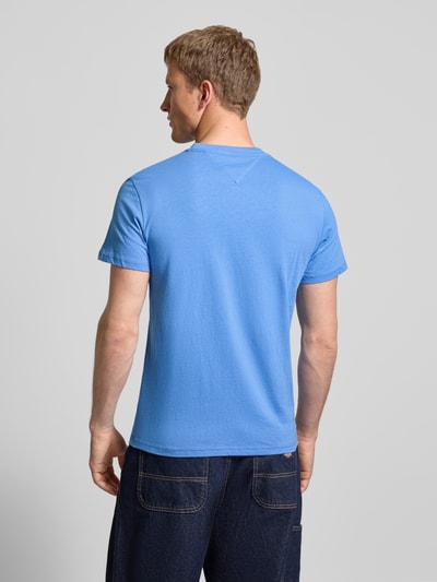 Männermodel trägt Slim Fit T-Shirt aus reiner Baumwolle von Tommy Jeans, Optik: Unifarben, Label-Print, Ganzkörperansicht Rückansicht.