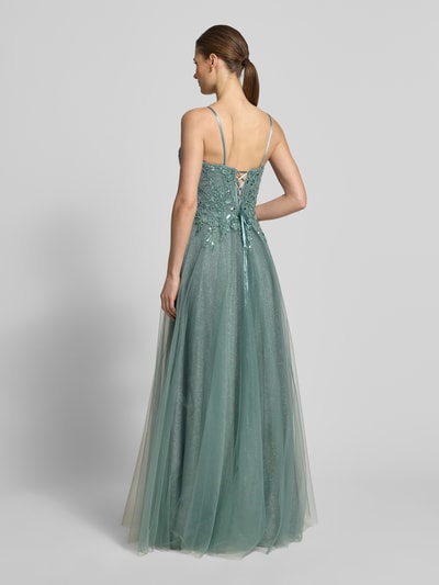 Modelka nosi Regular Fit Abendkleid mit floralem Ziersteinbesatz od Luxuar, mesh, krój regular fit, kwiatowe zdobienia, motyw florystyczny, ramiączka spaghetti, błyszcząca tkanina, wiązanie z tyłu, długość pleców w rozmiarze 36: 144 cm, szerokość w rozmiarze 36: 35 cm, widok całej sylwetki z tyłu.