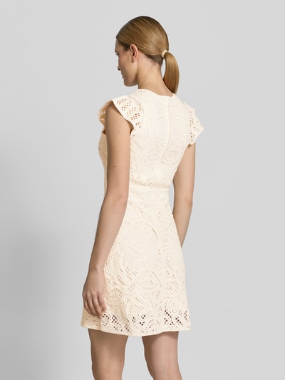 Frauenmodel trägt Minikleid aus Häkelspitze mit Rundhalsausschnitt von Emporio Armani im cremefarbenen Baumwoll-Mix, taillierter Schnitt, Ganzkörperansicht Rückansicht.