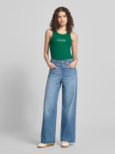 Kobiece model prezentuje top z wyhaftowanym logo, dopasowany krój, mieszanka bawełny, model 'CONTOUR' od Calvin Klein Jeans, dekolt w łódkę, długość tyłu w rozmiarze S: 48 cm, całkowity widok z przodu