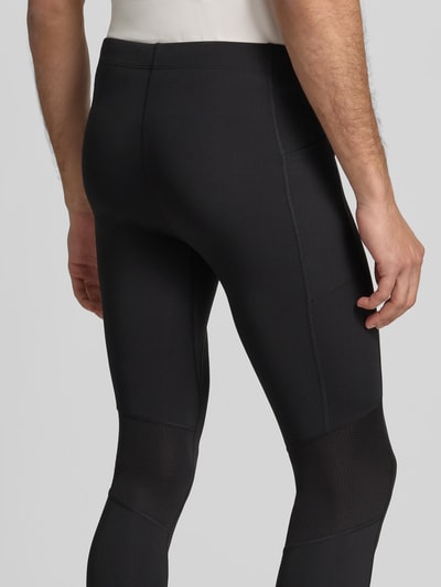 Männermodel trägt Tights mit elastischem Bund und Logo von ASICS, Material-Mix mit Stretch-Anteil, körpernahe Passform, Elastischer Bund, Logo, Innenbeinlänge bei Größe M: 74 cm, schwarze Farbe, glatte und strukturierte Texturen, Ganzkörperansicht Rückansicht