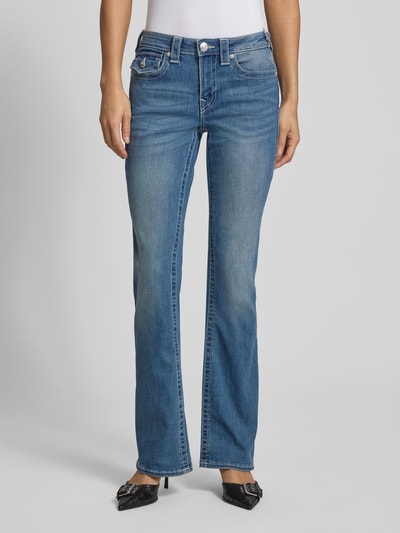 Frauenmodel trägt Mid Rise Bootcut Jeans im Used-Look Modell 'BECCA' von TRUE RELIGION aus Baumwoll-Mix mit Stretch-Anteil, Ganzkörperansicht von vorne.