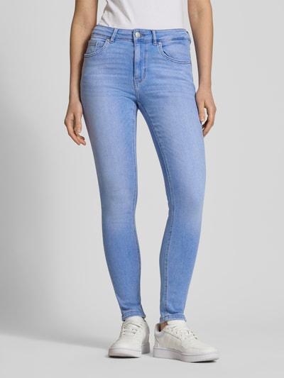 Vrouwenmodel draagt Skinny Jeans met middelhoog band in lichtblauwe wassing van Review, mix van katoen en elastaan, skinny fit, 5-pocketmodel, knoop- en ritssluiting, bandwijdte maat 27: 35 cm, binnenbeenlengte maat 27: 71 cm, voorkant volledig lichaam.