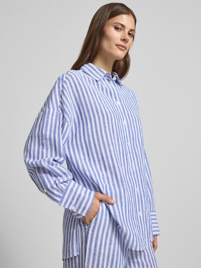 Frauenmodel trägt Relaxed Fit Hemdbluse mit überschnittenen Schultern von Christian Berg Woman, Allover-Look, Hemdblusenkragen, Knopfleiste, Rückenlänge 77 cm, Ärmellänge 52 cm, gestreiftes Weiß-Blau, Ganzkörperansicht von vorne.