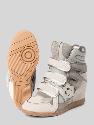 Produktfoto, jasnoszare i białe sneakersy High Top Sneaker mit Keilabsatz Modell 'Mavis' von Steve Madden, zaokrąglony czubek, rzep, model 'Mavis', koturn, wysokość obcasa w rozmiarze 40: 11 cm, wysokość cholewki w rozmiarze 40: 10 cm, szerokość cholewki w rozmiarze 40: 10 cm