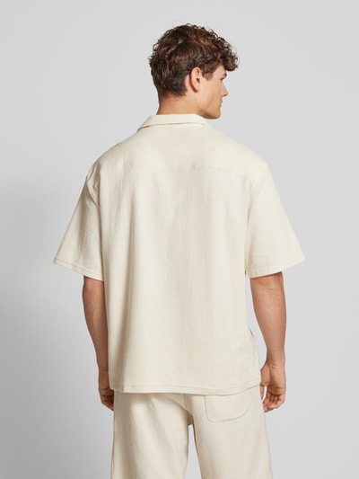 REVIEW Koszula casualowa o kroju relaxed fit z fakturowanym wzorem Écru 5