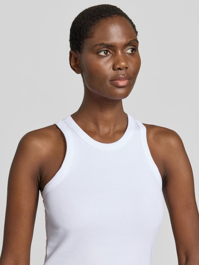 Frauenmodel trägt Slim Fit Tank Top aus Baumwoll-Mix Modell 'KANITAA' von Armedangels in Optik: Unifarben, Feinripp, Nahaufnahme Oberkörper.