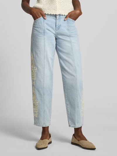 Frauenmodel trägt Wide Fit Jeans mit floralem Spitzenbesatz von Jake*s Casual, Reine Baumwolle in hellem Blau, Eingriffstaschen, Knopf- und Reißverschluss, Ganzkörperansicht von vorne.