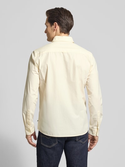 Männermodel trägt Regular Fit Freizeithemd mit Kentkragen Modell 'Christaldo' von Matinique aus reiner Baumwolle, langärmelig, Rückansicht.