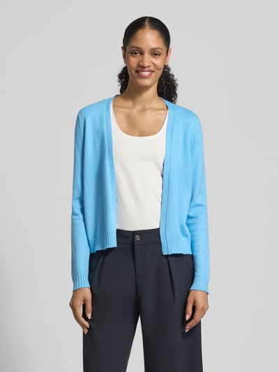 Frauenmodel trägt Regular Fit Cardigan aus Viskose-Mix Modell 'Viril' von Vila in Strick-Optik, elastische Abschlüsse, Ganzkörperansicht von vorne.