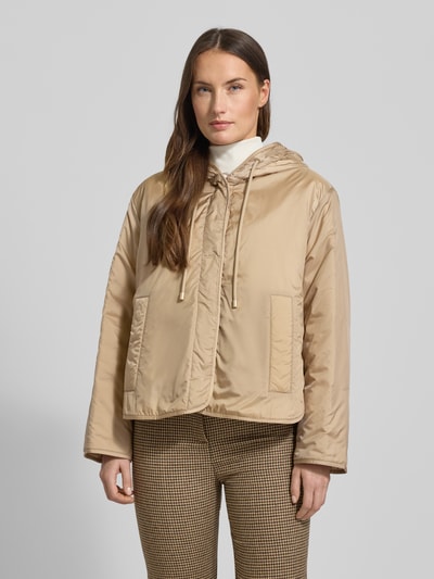 Vrouwenmodel draagt Relaxed Fit Functioneel jack met wolvulling Model 'AGRESTE' van Weekend Max Mara, look: effen kleur, capuchon, drukknoopsluiting, long sleeve, logopatch, waterafstotend, zij-steekzakken, Ganzkörperansicht van voren.