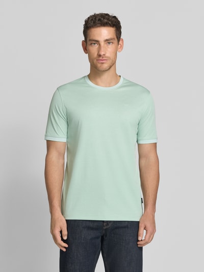Männermodel trägt T-Shirt mit Rundhalsausschnitt von bugatti in Mint, Baumwoll-Mix, Regular-Fit, Label-Detail, Rückenlänge 70 cm, Ganzkörperansicht von vorne.