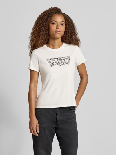 Frauenmodel trägt weißes Regular Fit T-Shirt aus reiner Baumwolle Modell 'THE PERFECT TEE' von Levi's® mit schwarzem Print, Damen T-Shirt von Levi's®, Ganzkörperansicht von vorne.
