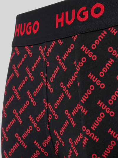 Produktfoto, schwarze Trunks aus Baumwoll-Mix im 3er-Pack von HUGO mit rotem HUGO-Logo-Alloverprint, Kontext: Herren Pant & Trunk von HUGO