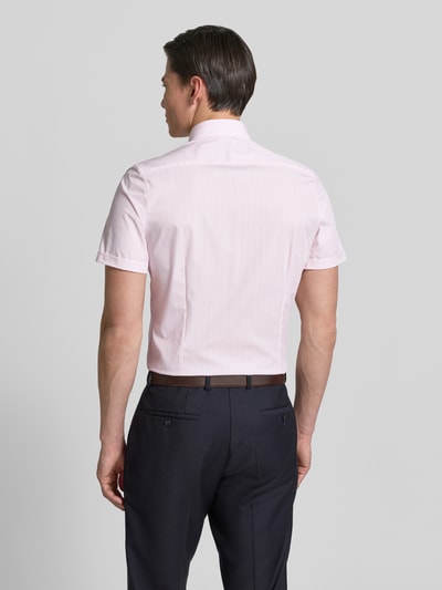 Männermodel trägt Slim Fit Business-Hemd mit Blockstreifen und Kentkragen von OLYMP Level Five, Rückenansicht, Rückenlänge 85 cm, Größe 40.