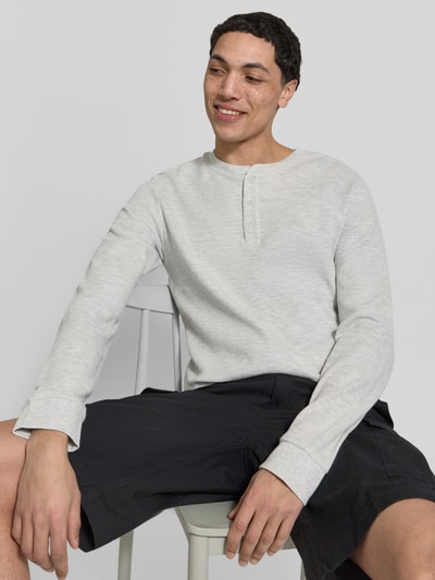 Männermodel trägt Regular Fit Longsleeve in Strick-Optik Modell 'Niagara' von Jack & Jones, Henley-Ausschnitt, Nahaufnahme Oberkörper.