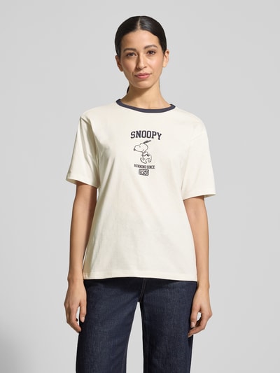 Kobiece modelka nosi T-shirt mit Motiv-Print und Rundhalsausschnitt von Jake*s Casual, bawełna, krój relaxed fit, nadruk z motywem, okrągły dekolt, długość tyłu w rozmiarze S: 60 cm, widok na cały przód sylwetki.