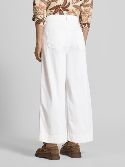 Männermodel trägt białe jeansy Wide Leg Jeans mit aufgesetzten Taschen Modell 'MIRU' von Raffaello Rossi, mieszanka bawełny i lnu, długość 6/8, nakładane kieszenie, szerokość w rozmiarze 36: 41 cm, długość wewnętrzna nogawki w rozmiarze 36: 65 cm; Ganzkörperansicht Rückansicht