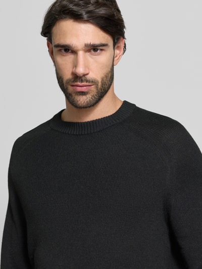 Männermodel trägt Regular Fit Strickpullover aus Schurwoll-Mix Modell 'AKAJER' von BOSS Orange, Rippstrick in Melange-Optik, Nahaufnahme Oberkörper.