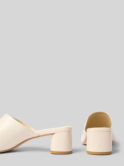 Produktfoto, Sandaletten aus echtem Leder von Vagabond in Unifarben Creme mit Blockabsatz, glatte Oberfläche, strukturierte Sohle, quadratische Schuhspitze