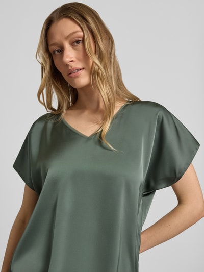 Frauenmodel trägt Blusenshirt aus Satin mit V-Ausschnitt von V by Vera Mont in Oliv, Kappärmel, Regular Fit, Nahaufnahme Oberkörper.