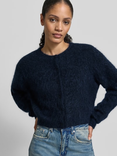 Frauenmodel trägt Cropped Strickjacke mit Knopfleiste Modell 'debbie' von Gestuz im Woll-Mohair-Mix mit Stretch-Anteil, Nahaufnahme Oberkörper.