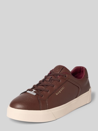 Produktfoto, Sneaker mit Label-Details Modell 'Gunter' von bugatti in Braun, abgerundete Spitze, Schnürung, strukturierte Lederoptik, neutrale Ansicht. Herren Sneaker, Absatzhöhe 4 cm, Schafthöhe 6 cm, Schaftweite 11 cm.