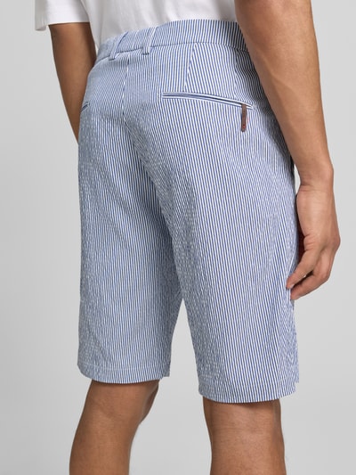 Männermodel trägt Bermudas aus Viskose-Mix Modell 'BEPPE' von CINQUE mit feinen blauen und weißen Streifen, Ganzkörperansicht Rückansicht; Herren Bermudas, Regular-Fit, Stretch-Anteil, Eingrifftaschen, Bundweite 44 cm, Innenbeinlänge 27 cm bei Größe 50.