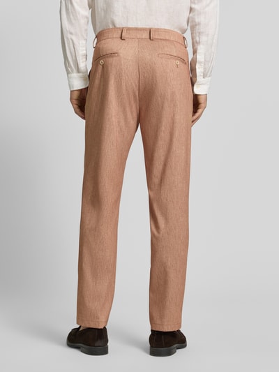 Mężczyznę model nosi Hose mit Gesäßtaschen Modell 'Orlando' von CG - Club of Gents, materiał z domieszką wiskozy, krój regular fit, beżowy, Szerokość w rozmiarze 50: 46 cm, długość nogawki od wewnątrz w rozmiarze 50: 78 cm, widok całej sylwetki z tyłu.