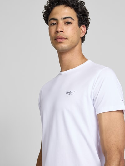 Männermodel trägt Slim Fit T-Shirt aus Baumwoll-Mix Modell 'ORIGINAL BASIC 3' von Pepe Jeans in Optik: Unifarben, Nahaufnahme Oberkörper.